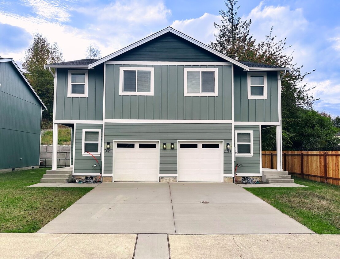 Foto principal - Brand New 3 br/2.5 bath duplex in Eatonville