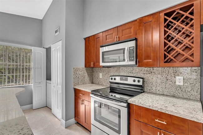 Building Photo - 2810 N Oakland Forest Dr