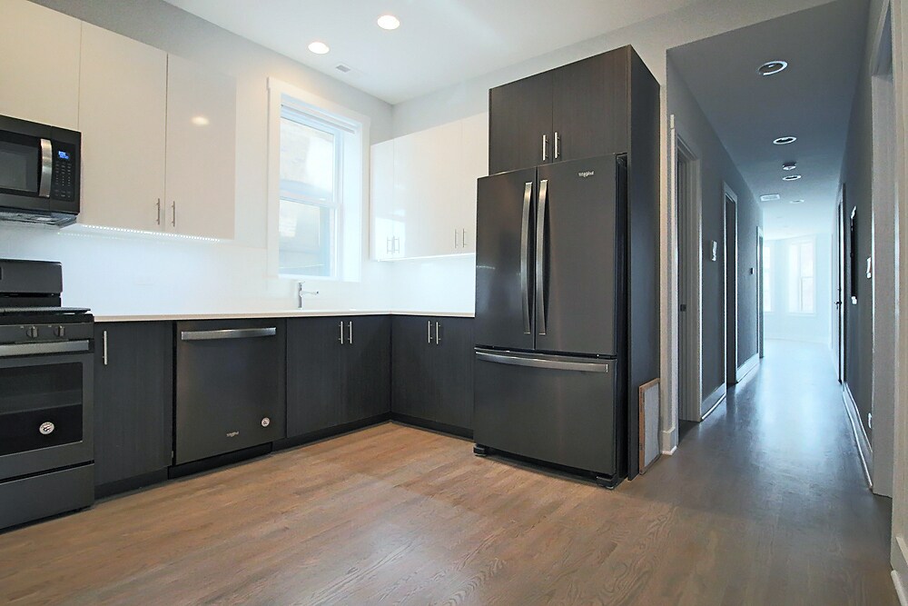 Foto principal - 3711 N Racine Ave