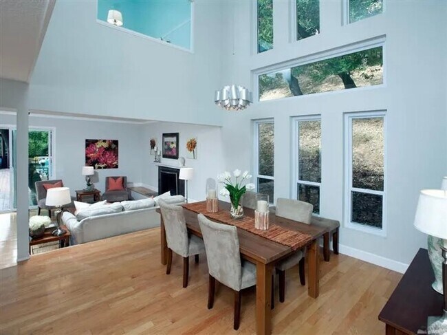 Foto del edificio - Gorgeous Contemporary 4 Bedroom Home with ...