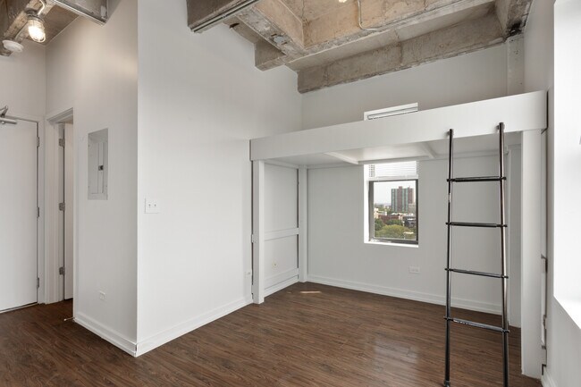 Building Photo - 1325 W Wilson Ave