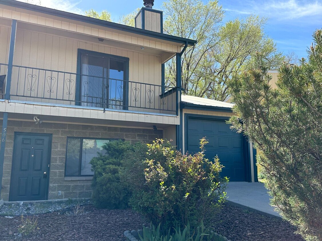 Foto principal - 3 bedroom 1.5 bathroom townhouse for rent ...
