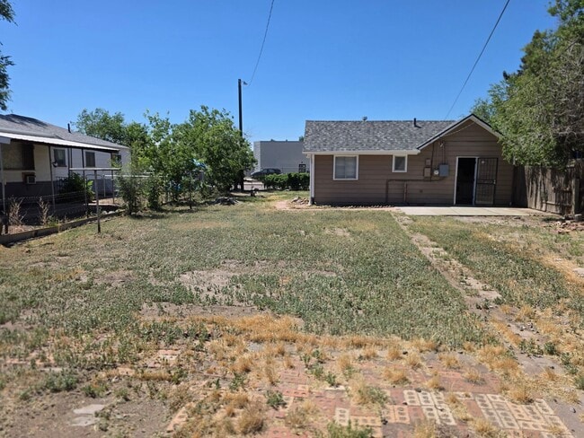 Building Photo - SPACIOUS, BRIGHT 2 BEDROOM - LARGE YARD
