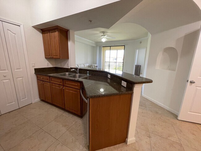 Foto del edificio - ANNUAL RENTAL - POSITANO PLACE-1 BED/1 BATH WITH LAKE VIEW AND NEW APPLIANCES!