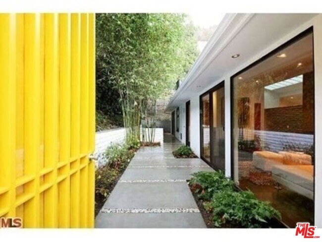 Building Photo - 2100 Roscomare Rd