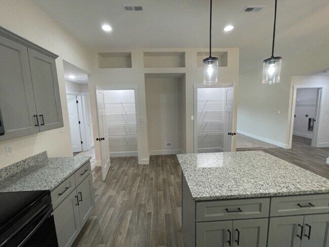 Building Photo - Maryville 37804 - 4 bedroom, 2 bath home - Call Ed Johnson 865-924-5045