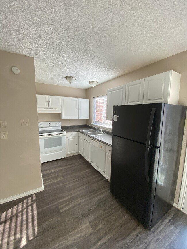 Kitchen - 10619 Starcrest Dr