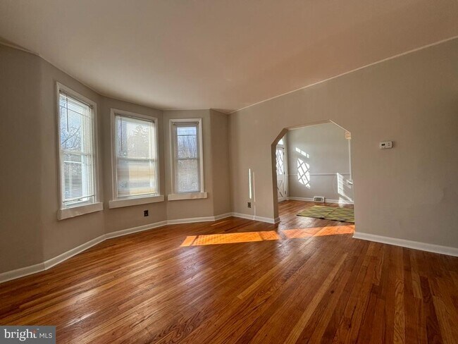 Building Photo - 5003 Roland Ave
