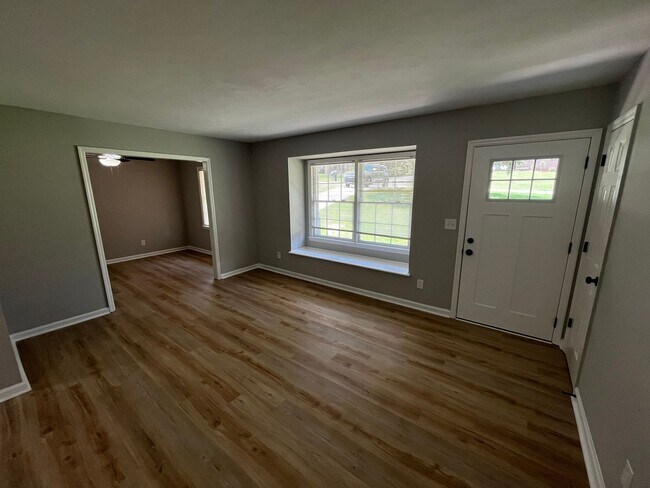 Foto del edificio - Must See the Sunroom off the Primary Bedroom!