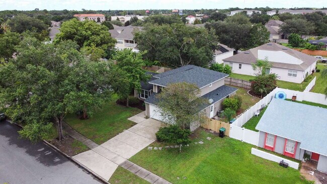 Foto del edificio - Minutes from UCF | Updated 4BR/3BA Home with Private Fenced Backyard