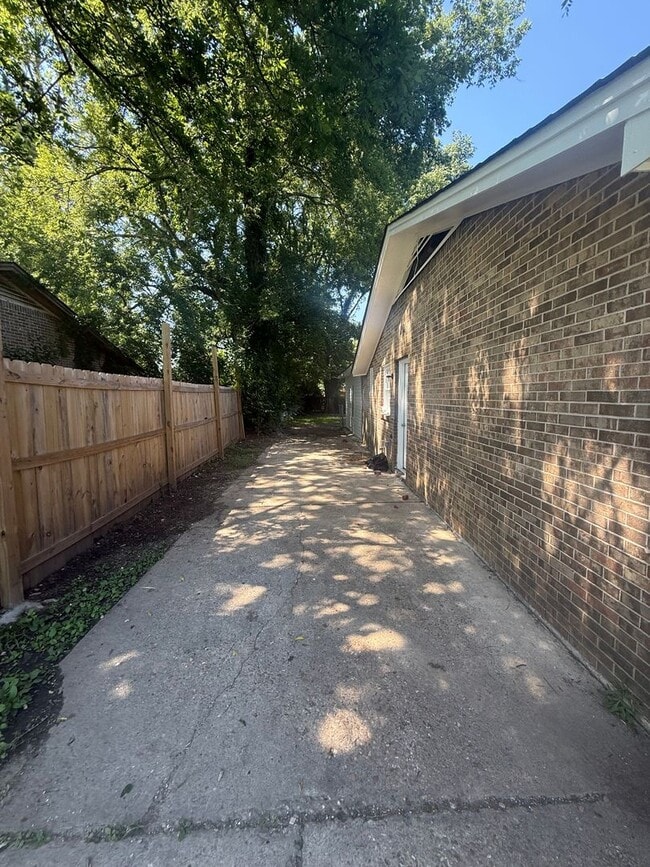 Building Photo - ** 6 Bed 2 Bath located off Wares Ferry ro...