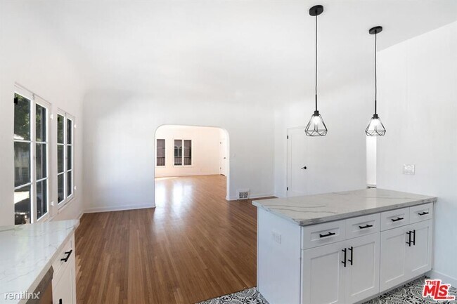 Building Photo - 3 br, 2 bath Condo - 643 1/2 S Cloverdale Ave