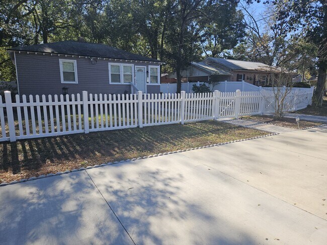 Foto del edificio - 4364 Bethwood Cir