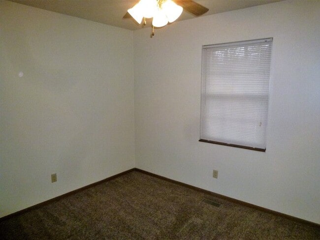 Building Photo - Pets Welcome! 2 Bedroom Brick Duplex in Ea...