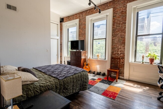 Building Photo - Spacious 2 Bedroom/2 Bath in Lawrenceville