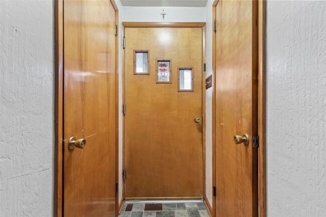 Entrance - 3642 Linden Ave