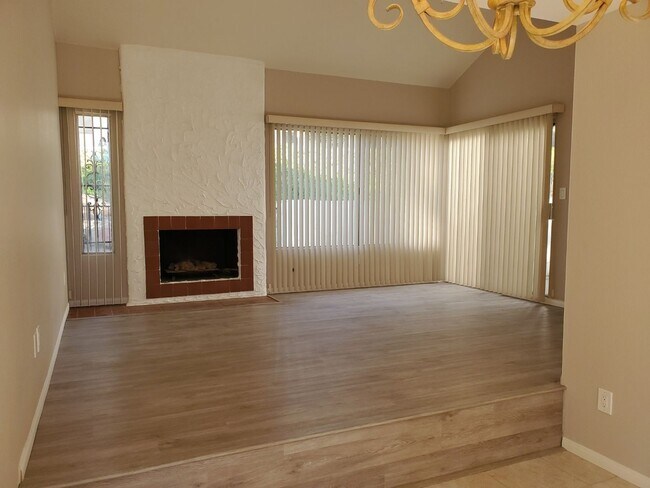 Foto del edificio - Fabulous Fletcher Hills remodeled townhome.