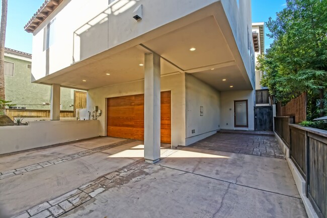 Building Photo - MODERN, SPACIOUS & BRIGHT, 3BR2.5BA DETACH...