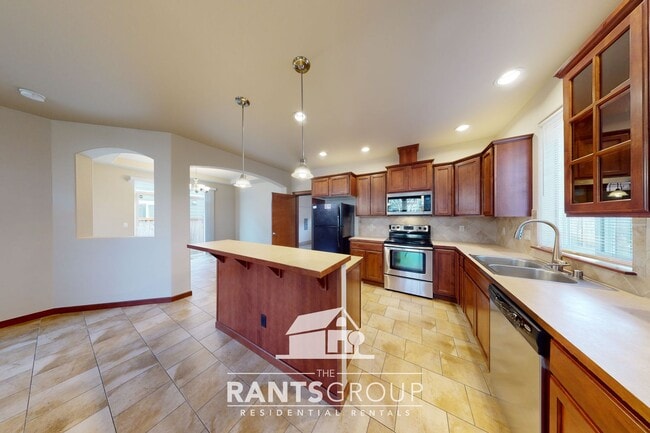 Building Photo - Move in Ready! Beautiful home in Puyallup! Easy Commute to JBLM!