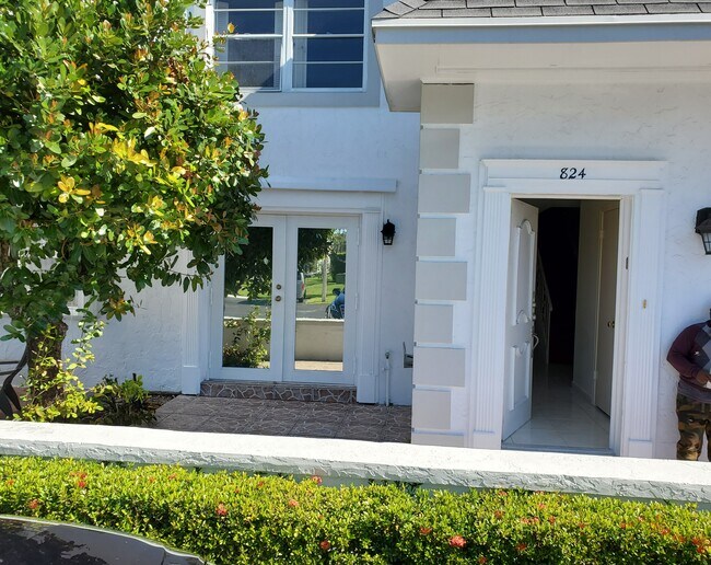 Foto del edificio - 824 NE 27th Ave