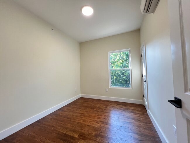 Unit 4 - 44 Van Nostrand Ave