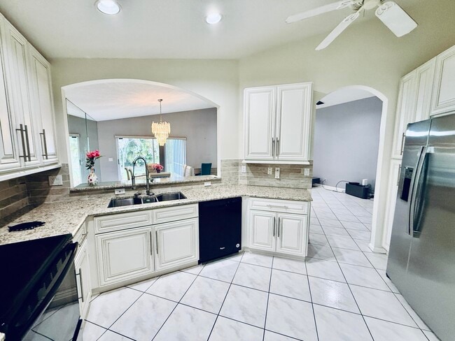 Building Photo - 10921 Royal Caribbean Cir