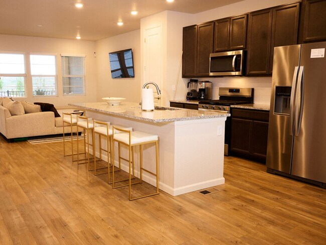 Foto del edificio - 8848 Fraser River Lp