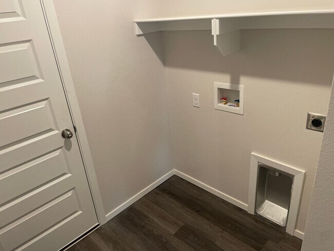 Foto del edificio - *New Year, New Home Special* BRAND NEW Thr...