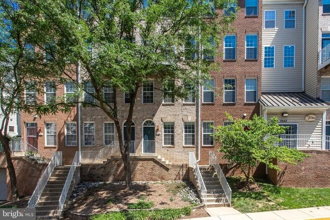 Building Photo - 2664 Manhattan Pl