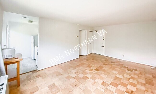 Foto del edificio - 4570 MacArthur Blvd NW