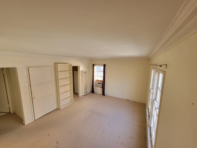 Huge living area - 1425 S Beverly Dr