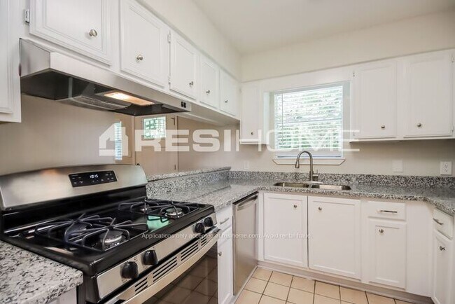 Foto del edificio - 7127 Kings Dr