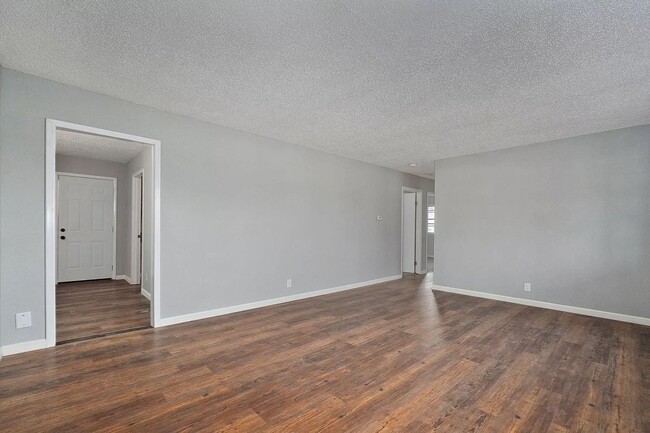 Building Photo - Remodeled 3 Bed 1.5 Bath Privacy Fence Bac...