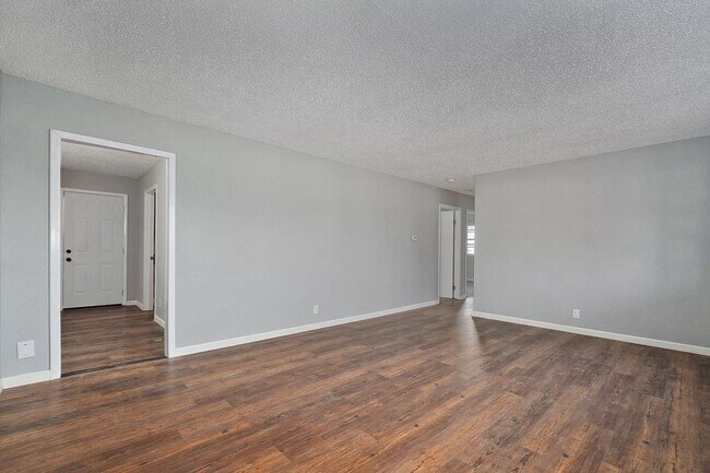 Foto del edificio - Remodeled 3 Bed 1.5 Bath Privacy Fence Bac...