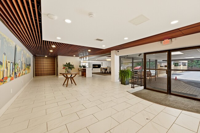 Building Photo - 1323 Queens Rd