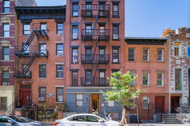 Building Photo - 604 E 9th St