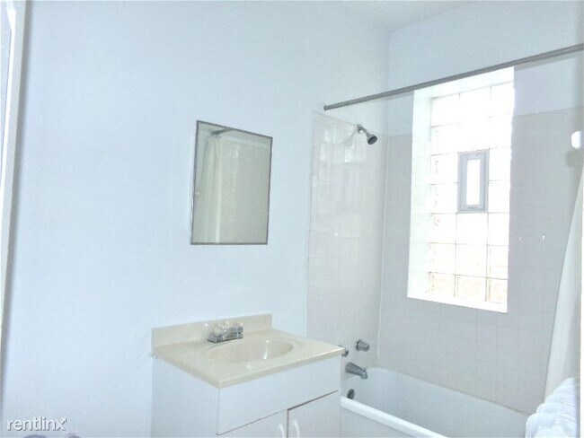 Foto del edificio - 6916 N Lakewood Ave