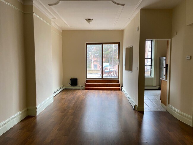 Building Photo - 450 56th St