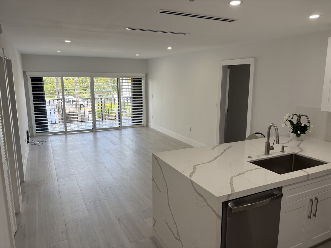 Cocina abierta al salón - 575 Crandon Blvd