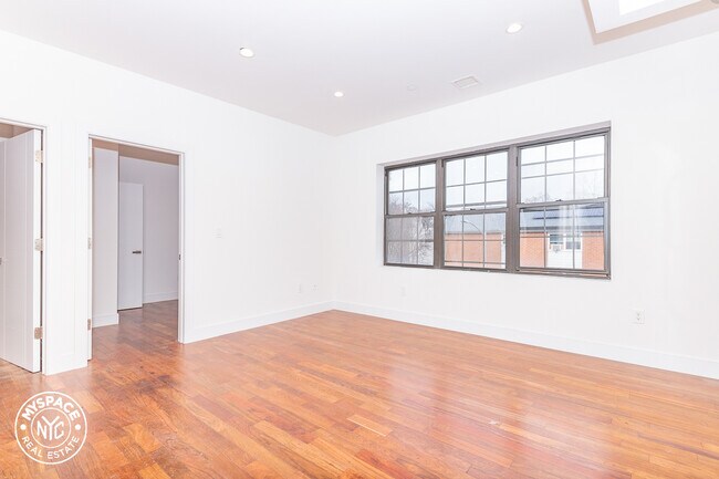 Foto del edificio - 654 Evergreen Ave