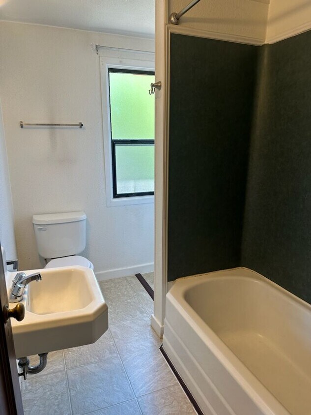 Foto del edificio - Cozy 1-Bedroom, 1-bath Upstairs Apartment In Southwest Eugene!