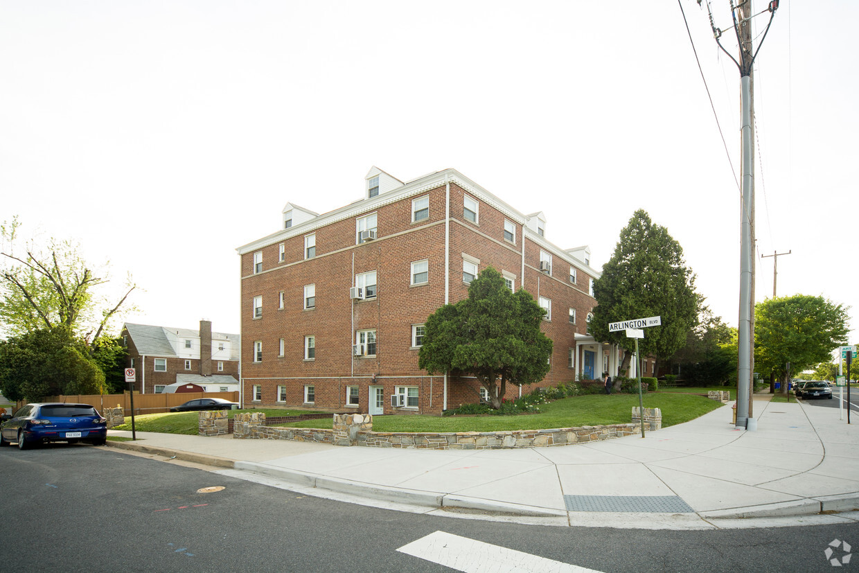 Primary Photo - Boulevard Courts