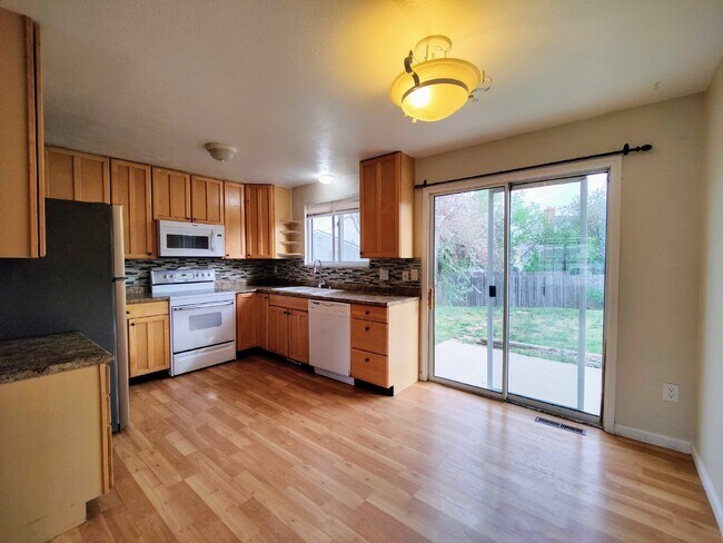 Foto del edificio - "3-Bed Home with Cozy Fireplace at 16938 E...