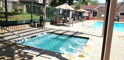 Building Photo - 2301 Balsam Dr