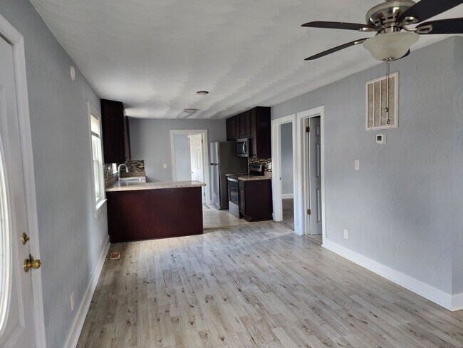 Foto del edificio - beautiful renovated home in nice area
