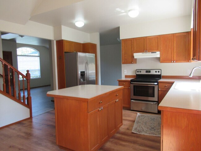 Foto del edificio - Light & bright 4 bedroom 3 bath tri-level ...