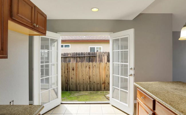 Foto del edificio - CHARMING UNIT WELL-MAINTAINED