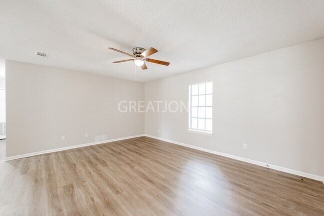 Building Photo - PICK YOUR GIFT OF $500 OFF THE FIRST MONTH...