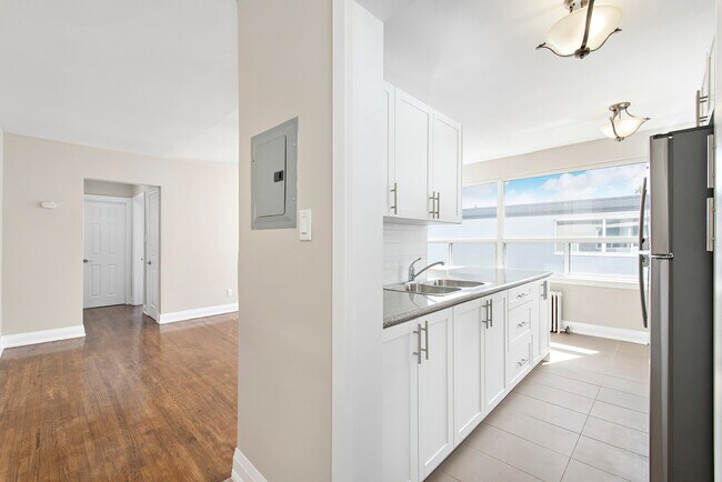 Building Photo - 12-26 Rosseau Rd