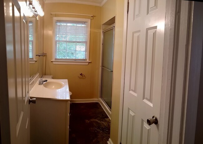 Cuarto de baño de invitados - 390 N Lanier St